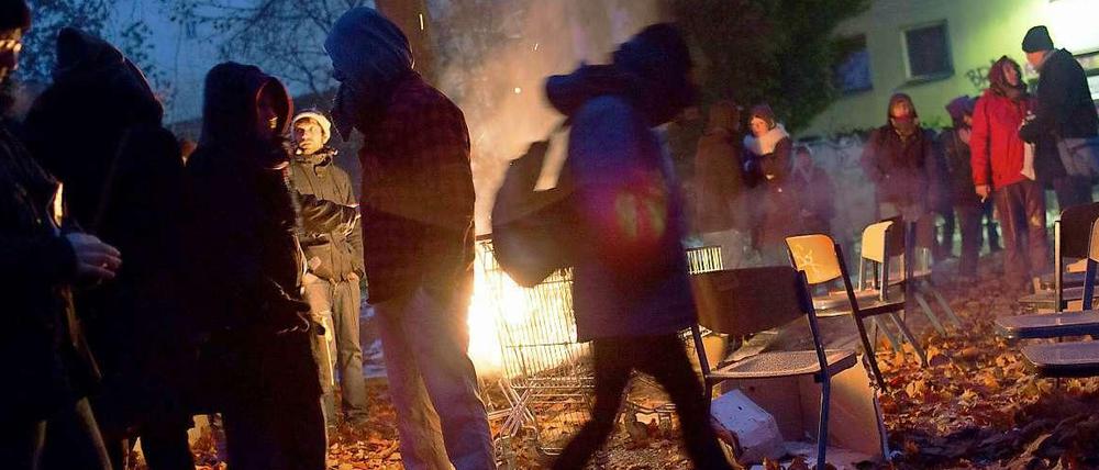 Lagerfeuer statt Räumung. Nach der Besetzung der Kreuzberger Gerhart-Hauptmann- Schule am Sonnabend durch die Flüchtlinge und Kiezinitiativen verzichtete der Bezirk auf einen Polizeieinsatz. Stattdessen kam Bürgermeister Franz Schulz (unten links) zum Schulgelände und verhandelte im Schneetreiben mit den Aktivisten.