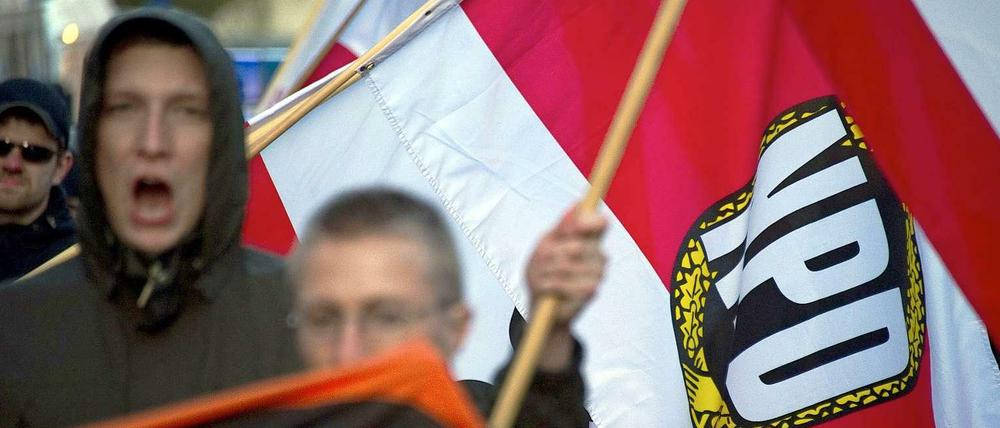 Die Bundesregierung hält den Antrag der NPD beim Bundesverfassungsgericht, sich die Verfassungstreue bescheinigen zu lassen, für unzulässig