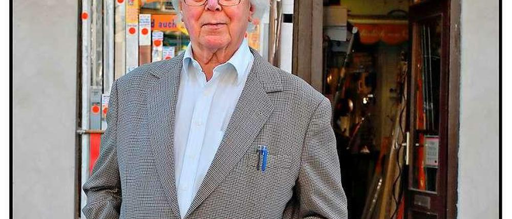 Werner Castorf im Januar 2012 vor dem Überrest seines Geschäfts.