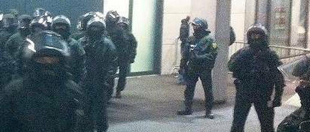 Stadionerlebnis. Der Bus des Kölner Fanclubs „Rut Wiess Colonia“ wird in Stuttgart von Polizei-Spezialkräften in Empfang genommen.