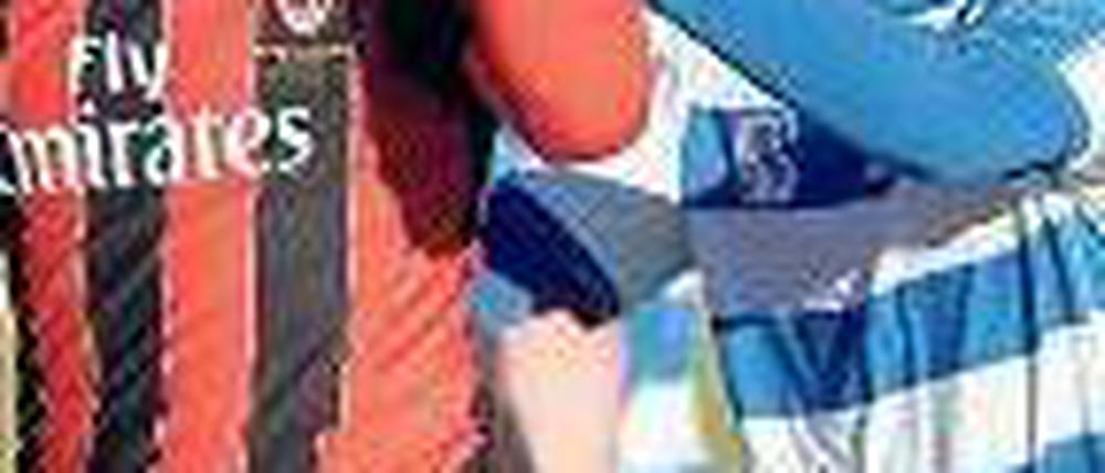 Eine Geste für die Dummen. Kevin-Prince Boateng vom AC Mailand bringt sein Missfallen zum Ausdruck. Foto: dpa