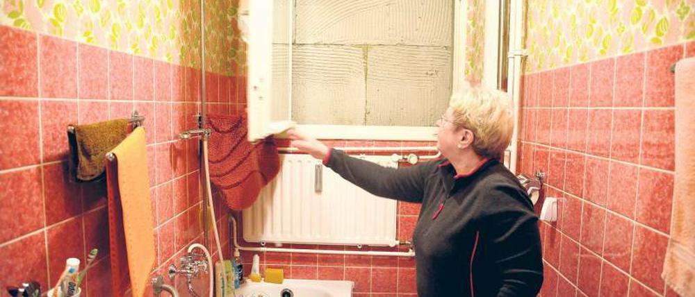 Sanierungsopfer: Helga Brandenburger in ihrer Wohnung in der Calvinstraße 21. Bad- und Küchenfenster sind durch den Neubau von nebenan zugemauert.