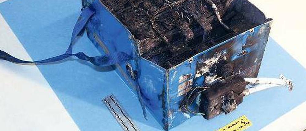 Ausgebrannt. Diese Lithium-Ionen-Batterie löste nach einer Landung in Boston ein Feuer in einem Dreamliner aus.Foto: Reuters