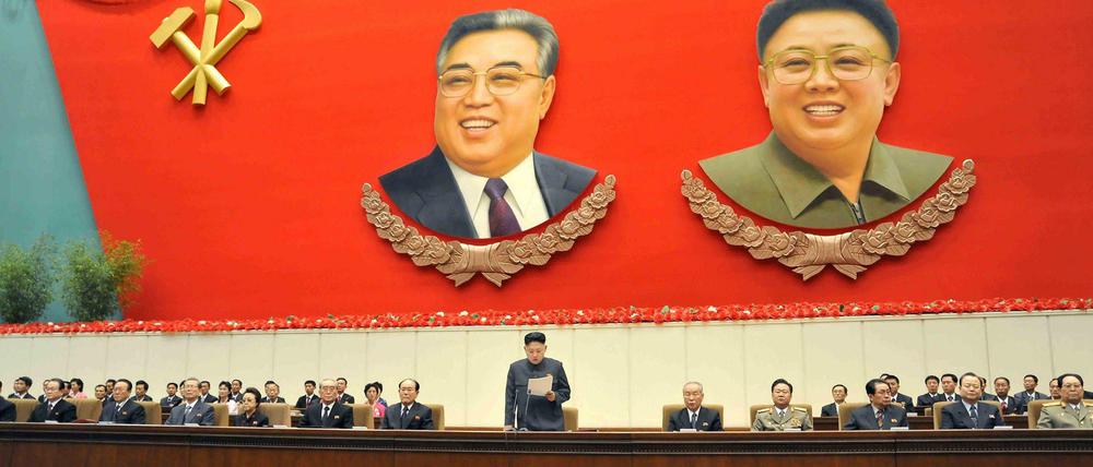 Kim Jong Un spricht vor Parteidelegierten in Pjöngjang. Die angekündigten Reformen gehen beim jungen Diktator mit Kriegsandrohungen gegen Südkorea einher.