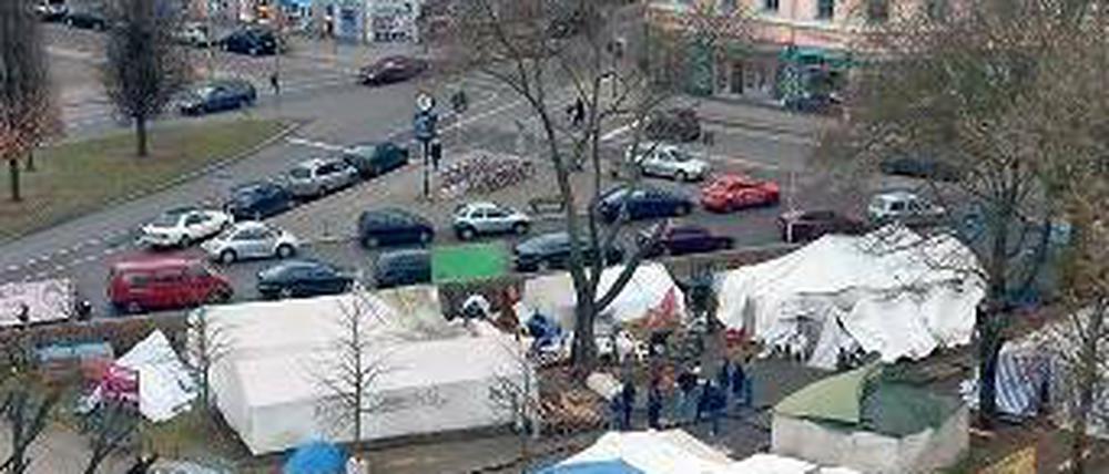 Das Camp von oben. Auf dem Oranienplatz stehen die Zelte der Flüchtlingsaktivisten seit dem vergangenen Herbst. Sie haben auch eine leer stehende Schule besetzt.