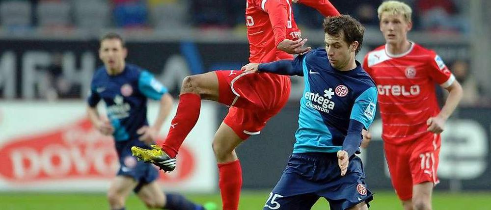 Hüpfball. Der Düsseldorfer Robert Tesche (l.) spielt etwas zu abgehoben, um den Ball gegen den Mainzer Andreas Ivanschitz zu erobern.