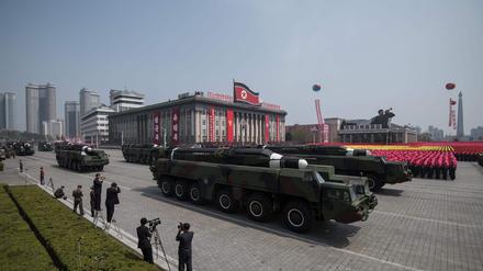 Der Stolz des Diktators. Kim führt seine Raketen gern bei Militärparaden vor.