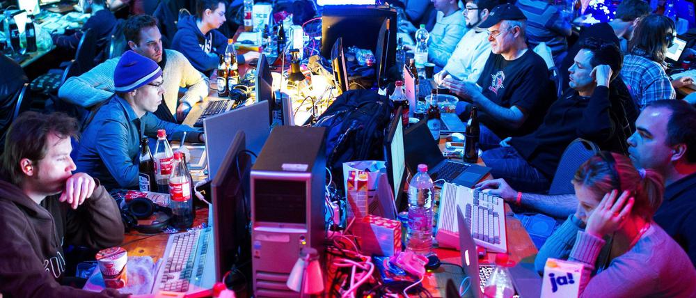 Teilnehmer sitzen an ihren Computern Festival "Revision" im E-Werk in Saarbrücken. Früher füllten statt Technikbegeisterten die Computer selbst ganze Räume.