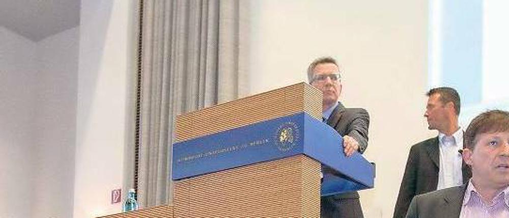 Gestoppt. Kriegsgegner ließen Minister de Maizière nicht zu Wort kommen. Foto: dpa