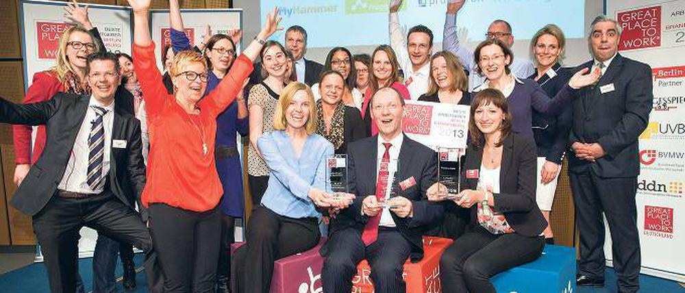 We are great! Die Prämierten in den drei Kategorien kleine, mittlere und große Unternehmen freuen sich am vergangenen Dienstag bei der Preisverleihung im Ludwig Erhard Haus über ihre Auszeichnungen. Foto: Promo/Great Place to Work