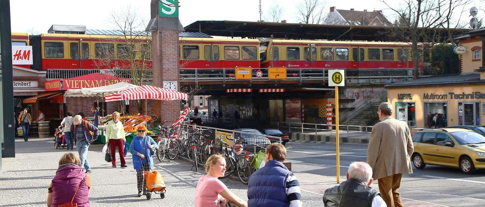 Die S-Bahnbrücke ist ein Provisorium und muss ausgetauscht werden. Zusätzlich soll es einen zweiten Zugang geben, rechts, unter der Brückendurchfahrt, wird der Zugang durch die Mauer geschlagen. Die Treppe daneben zum Postplatz bleibt bestehen. Allerdings führt auch noch ein Radweg dort vorbei und der Bürgersteig ist besonders eng. Deshalb sind die Kritiker empört von der Entscheidung der Bahn.