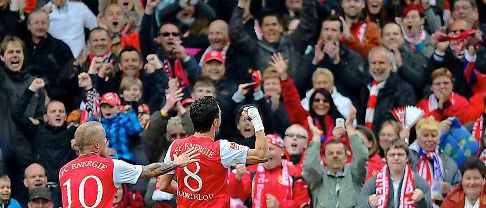 Merkwürdige Heide: Hier soll es nur um Fußball gehen. Ausgelassenheit auf der Tribüne im Stadion der Freundschaft.