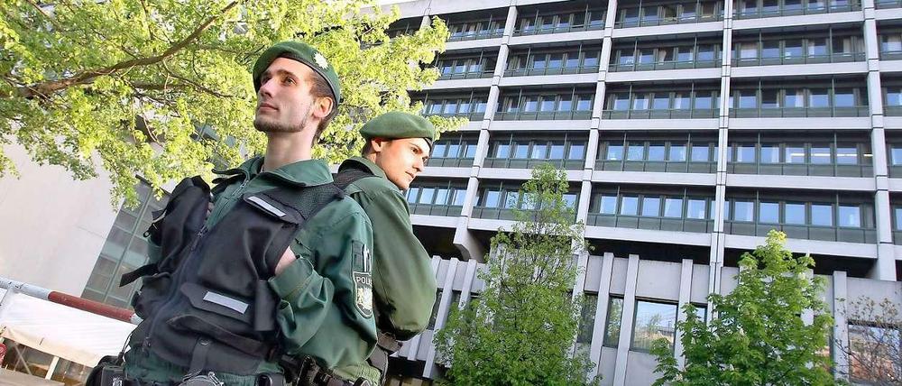 Die Polizisten vor dem Oberlandesgericht München sind auf alles vorbereitet.