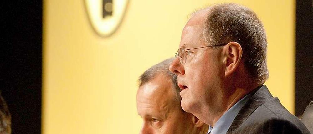 Politker als Aufseher: Peer Steinbrück und Ex-CDU-Finanzexperte Friedrich Merz (l.) sitzen beide im Kontrollgremium bei Borussia Dortmund. Frauen sind dort nicht vertreten.