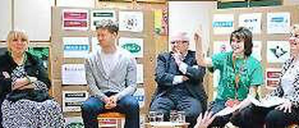 Bei der Kinder-Pressekonferenz. Grünen-Chefin Claudia Roth, Hockey-Olympiasieger Martin Häner, Ex-DFB-Präsident Theo Zwanziger, die Moderatorin und Schülerin Hannah Schreiber und die Nachhaltigkeitsexpertin Alexandra Hildebrandt (v.l.n.r.)