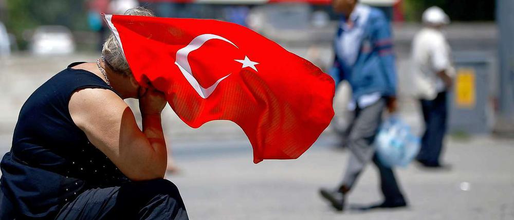 Flagge zeigen. Eine Frau demonstriert auf dem Taksim-Platz stummen Protest.