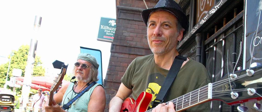 Zem Sarmento (links) aus Portugal und Michel Turchetti aus Frankreich machen seit einem Jahr auf Berlins Straßen zusammen Musik.