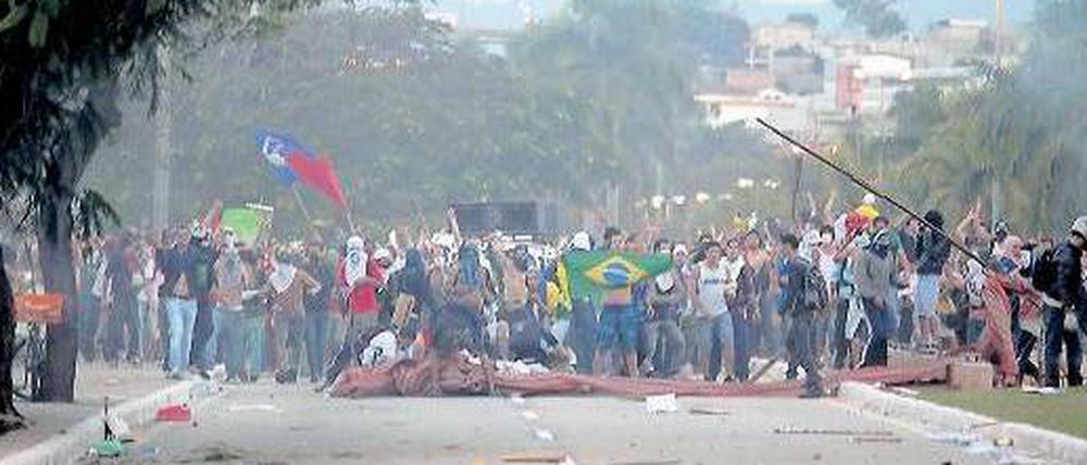 Der schöne Horizont ist nur noch schöne Erinnerung. Demonstranten auf ihrem Protestmarsch auf der Antonio Carlos Avenue unweit des Stadions von Belo Horizonte.