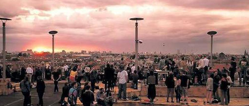 Neukölln, du bist so wunderbar. Sonnenuntergang, Fernsehturm, Musik – eine schöne Konstellation, um den Abend zu genießen. So sieht’s im Klunkerkranich aus, der an den Wochenenden geöffnet ist, übrigens auch sonntags ab 14 Uhr.