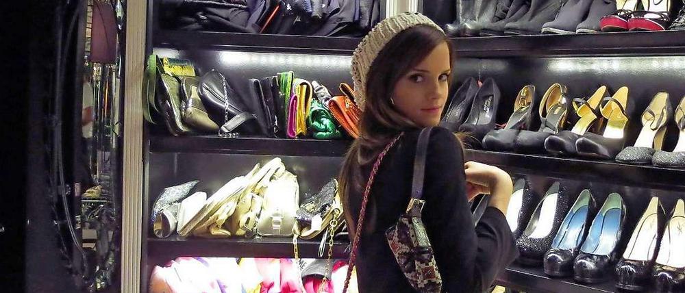 Nicki (Emma Watson) auf Raubzug in einer Hollywoodvilla. Die Story beruht auf wahren Ereignissen: gutsituierte Teenies brechen indie Villen ihrer Hollywoodidole – Paris Hilton, Lindsay Lohan, Orlando Bloom – ein, um Markenklamotten zu stehlen.