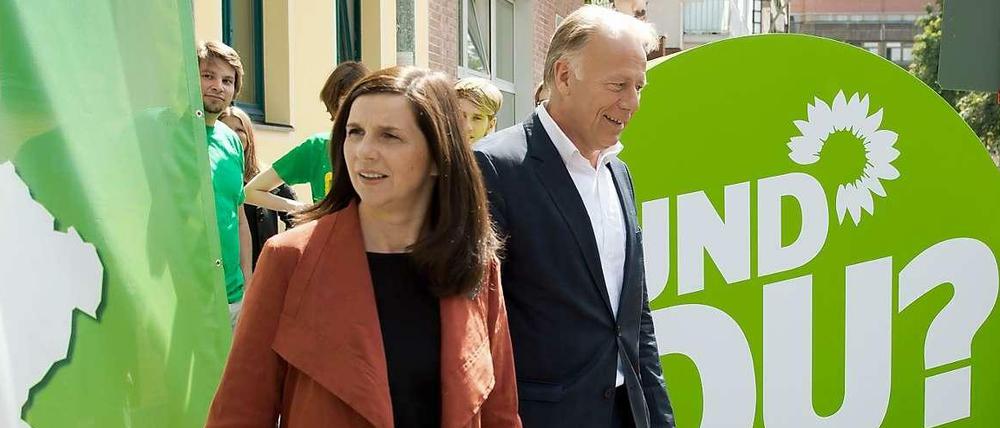Das Spitzenduo der Grünen, Katrin Göring-Eckardt und Jürgen Trittin, sind zu ihrer Wahlkampftour aufgebrochen. Dort müssen sie sich mit den Ergebnissen der Parteienforscher aus Göttingen in Sachen Grüne und Pädophilie auseinandersetzen. Trittin sagte nun, es gebe niemanden, der den Grünen systematischen Missbrauch innerhalb der Partei vorwerfe.