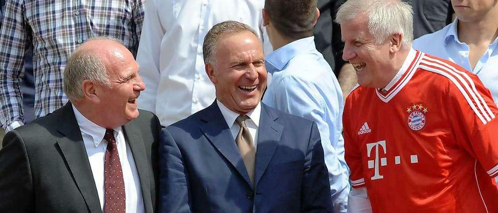 Oben lachen: Die Bayern Hoeneß, Rummenigge und Seehofer.