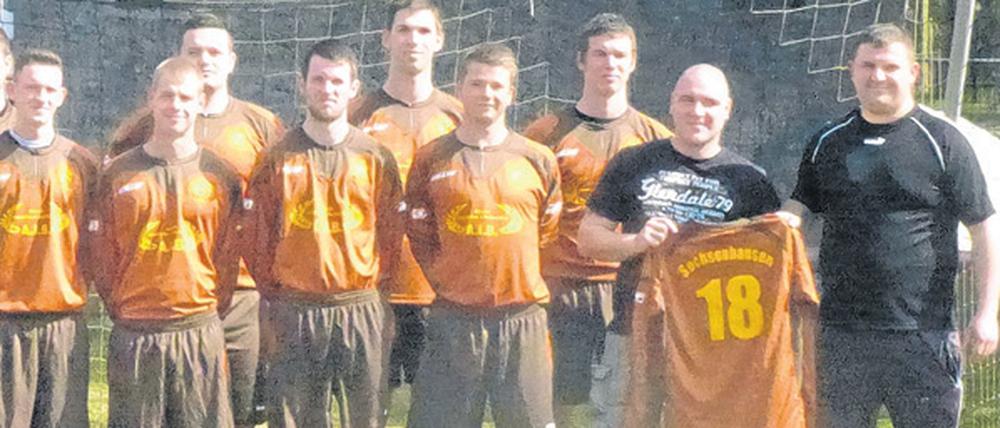 Braune Trikots mit Neonazi-Code: Ausschnitt des vom Verein an die Lokalpresse verschickten Mannschaftsfotos.