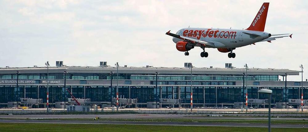Ein Flugzeug vor dem neuen Terminal des BER: