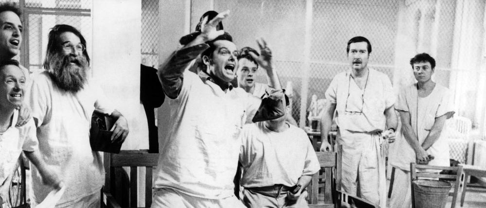 Wer die Wahl hat: In Milos Formans Psychiatriesatire "Einer flog über das Kuckucksnest" von 1975 rebellieren die Anstaltsinsassen gegen Entmündigung und Zwang.