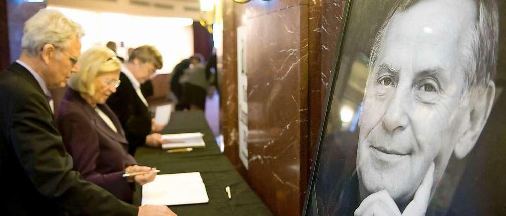 Kondolenzbuch für Lothar Bisky im Foyer der Volksbühne.