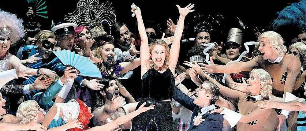Tusch! Dagmar Manzel und Ensemble in der Paul-Abraham-Operette "Ball im Savoy".
