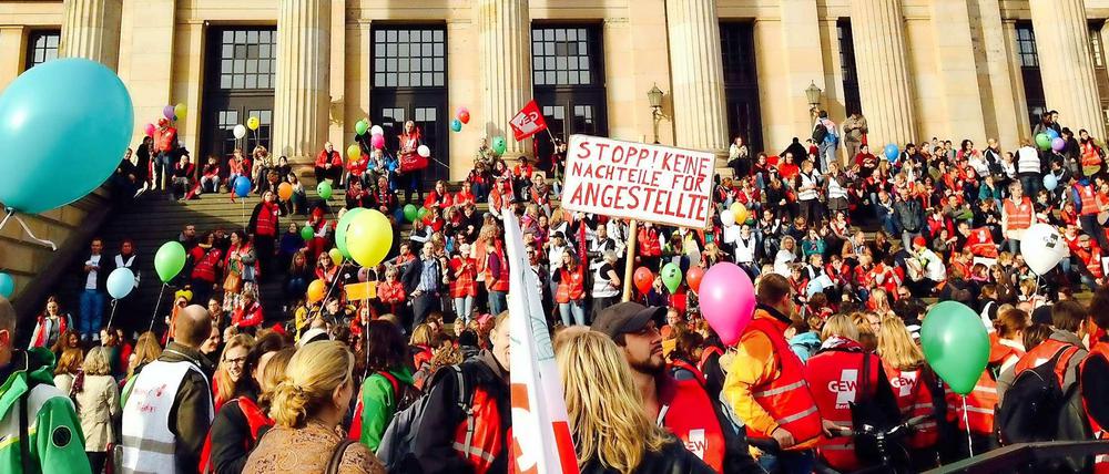 Am Gendarmenmarkt haben sich zahlreiche Lehrer zu einer Kundgebung der Gewerkschaft GEW versammelt.