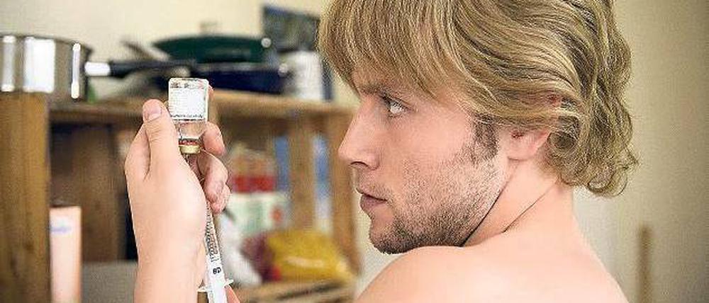 Mit Faktor VIII sollten Bluter wie Ralf (Max Riemelt) ein normales Leben führen können. Dass dabei die Gefahr ein Aids-Infektion besteht, wurde ihnen verschwiegen. Foto: ZDF