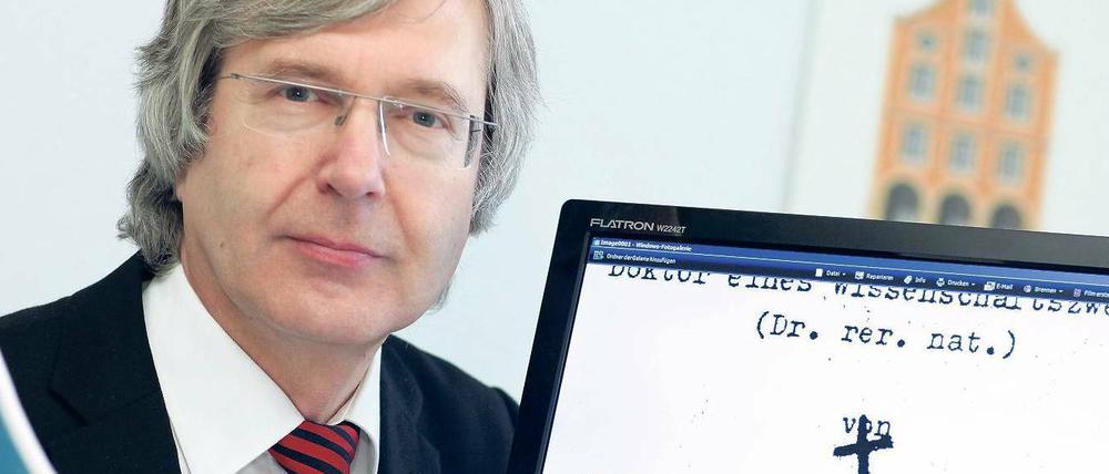 Saubermann. Mit seiner eigenen Software wollte der Dortmunder Professor Uwe Kamenz Deutschland von der „Mogel-Seuche“ befreien. Jetzt steht Kamenz, Autor des Buches „Professor Untat. Was faul ist hinter den Hochschulkulissen“ selbst unter Verdacht.