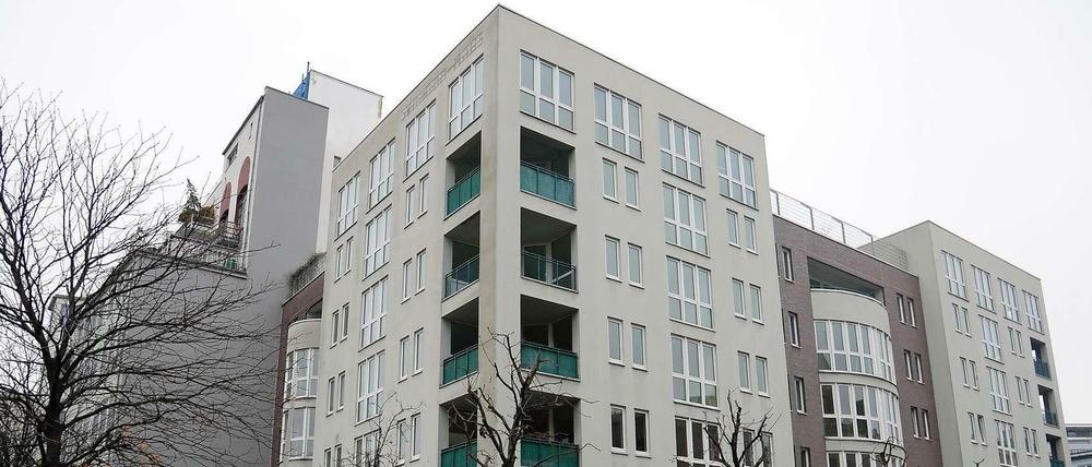Kreuzberg, eine Seitenstraße. Nur ein paar Schritte sind es von hier zum Potsdamer und Leipziger Platz. Hier saß viele Jahre Synanon. Jetzt sind die Handwerker da - das Schild oben am Dach ist schon ab.