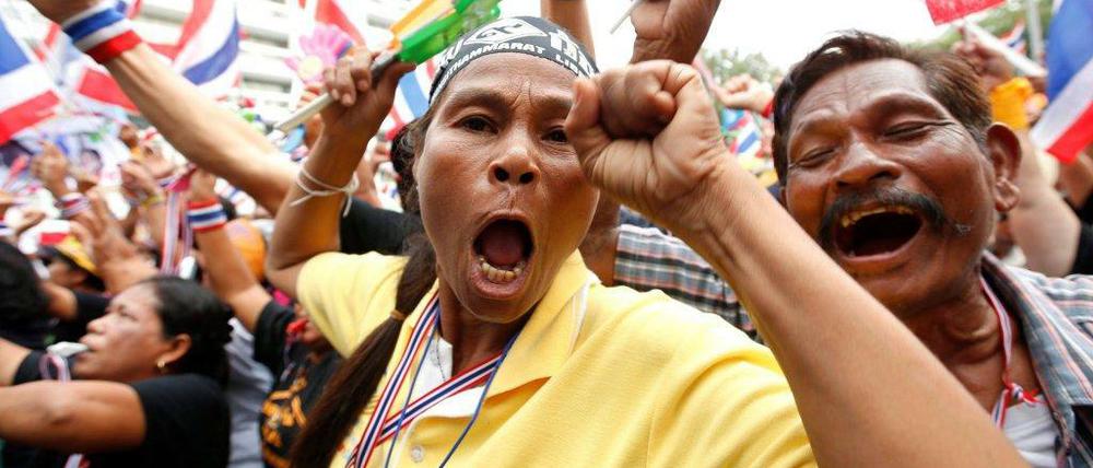 Protestierende vor dem Finanzministerium in Bangkok.
