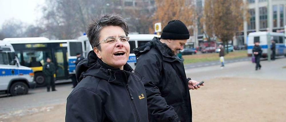 Hier komm' ich! Monika Herrmann am Oranienplatz, im Hintergrund die Polizei.