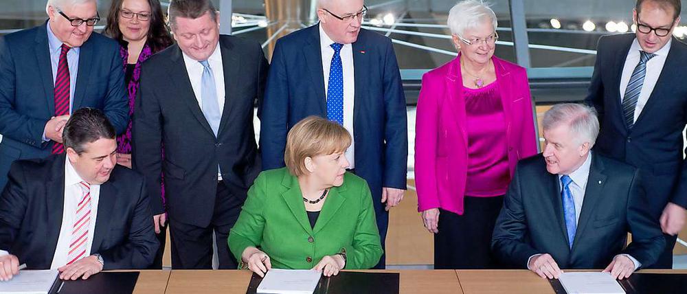 Mit ihren Handschriften - die drei Parteichefs am Mittwoch bei der Unterzeichnung des Koalitionsvertrages.