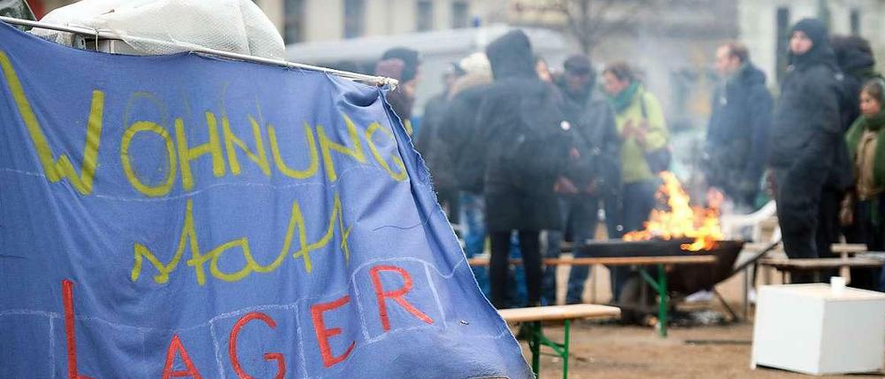 Mehr als ein Jahr leben protestierende Flüchtlinge bereits auf dem Oranienplatz in Kreuzberg. Weder Verhandlungen noch eine neue Unterkunft brachten Lösungen. Bezirk und Senat schieben sich gegenseitig die Schuld zu.