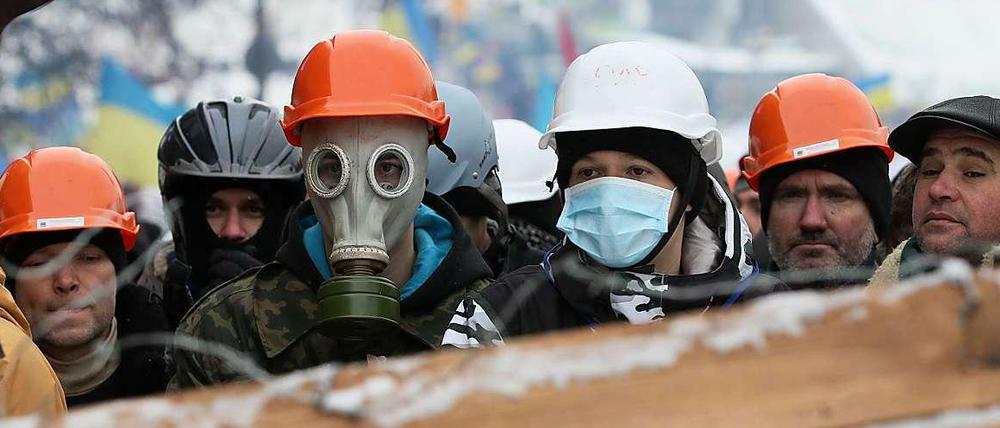 Auf alles vorbereitet: die Demonstranten in Kiew.