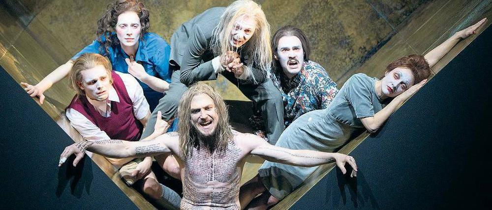 Der Dreh und der Wurm. Olaf Altmanns raffinierte „Tartuffe“-Bühne – mit Lars Eidinger in der Titelrolle (Mitte) und Regine Zimmermann (rechts). Foto: Carstensen/dpa