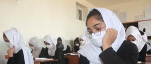 Schülerinnen sitzen im Unterricht in einer Schule in Scheberghan, der Hauptstadt der Provinz Jawzjan im Norden Afghanistans. 