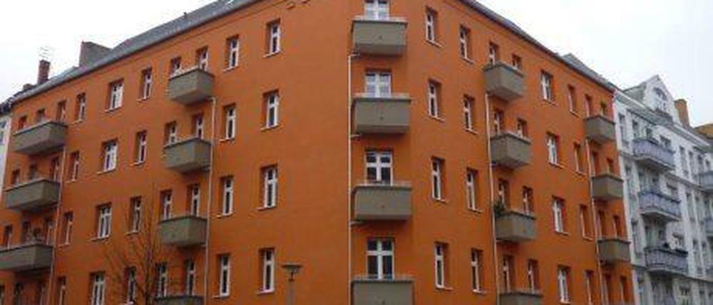Der Stuck ist weg. Das Haus an der Trelleborger, Ecke Schonensche Straße in Prenzlauer Berg nach der Sanierung.