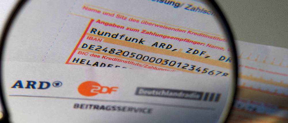 Die Rundfunkgebühr soll gesenkt werden - doch in welcher Höhe, steht noch nicht fest.