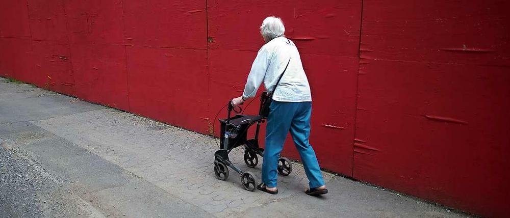 Ältere Dame mit Rollator.