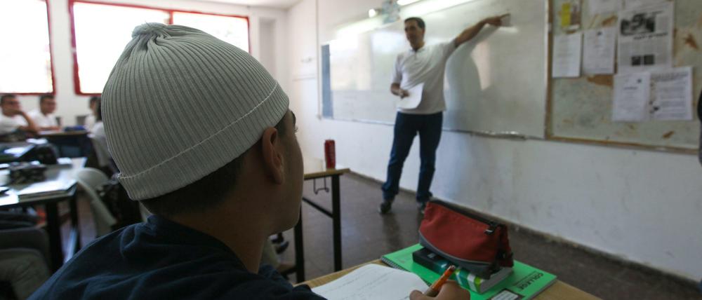 An Schulen ist praktisch kein Platz für Andersdenkende - ein Lehrer wurde wegen seiner kritischen Lehre suspendiert.