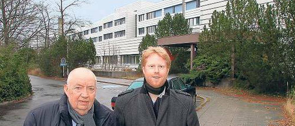 Steffen Terberl (re.) unterstützt Erfinder an der FU. Der Biochemiker Volker Erdmann (links) ist mit seiner Firma bereits in erste neue Labore im ehemaligen Militärhospital eingezogen. Nach der Sanierung soll es 700 Arbeitsplätze geben.