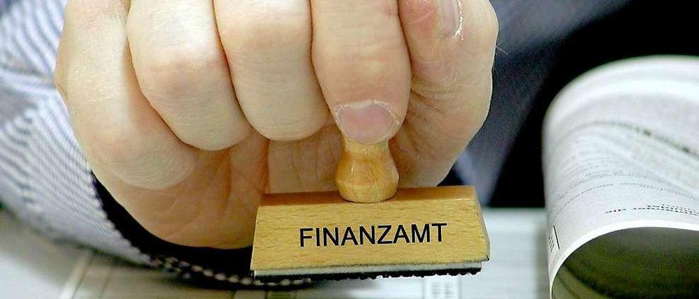 Bitte nur stempeln. In Brandenburg haben sich Finanzbeamte einfach mal Daten angeguckt, die sich nichts angehen.