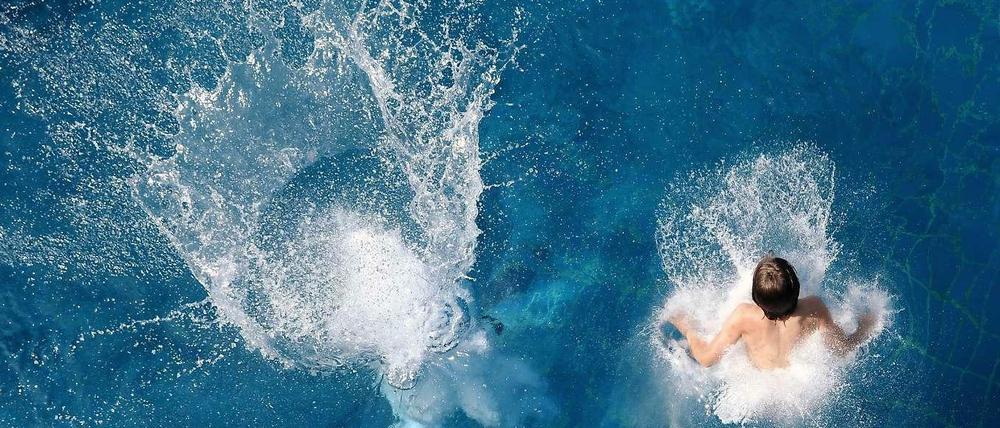 Da kommt Sehnsucht nach Sommer auf: Schwimmbecken im Freibad am Berliner Olympiastadion.