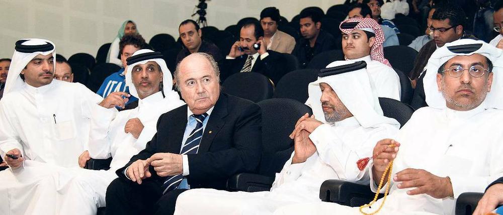 Zu Gast bei Freunden? Fifa-Boss Joseph Blatter, hier bei einem Besuch in Katar 2008, behauptet neuerdings, Deutsche hätten die Vergabe der WM zugunsten der Scheichs manipuliert. Foto: AFP